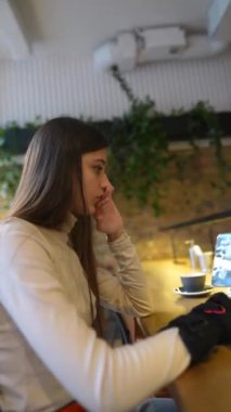 Kafenin dizüstü bilgisayarda çalışan genç ve güzel bir öğrencisi var. Yüksek kalite 4k görüntü