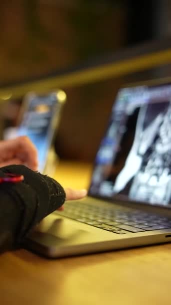 在医科大学就读 参加网上学习的学生的笔记本电脑监视器 高质量的4K镜头 — 图库视频影像