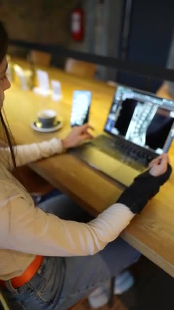 Een Mooie Jonge Student Zit Een Laptop Een Café Hoge — Stockvideo