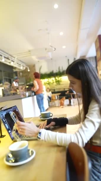 Café Arbeitet Eine Junge Und Schöne Studentin Einem Laptop Hochwertiges — Stockvideo