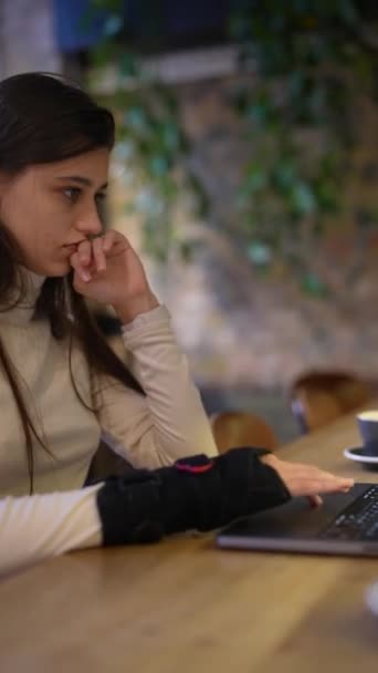 Студент Медицинского Колледжа Ноутбуком Кафе Занимается Онлайн Обучением Высококачественные Кадры — стоковое видео