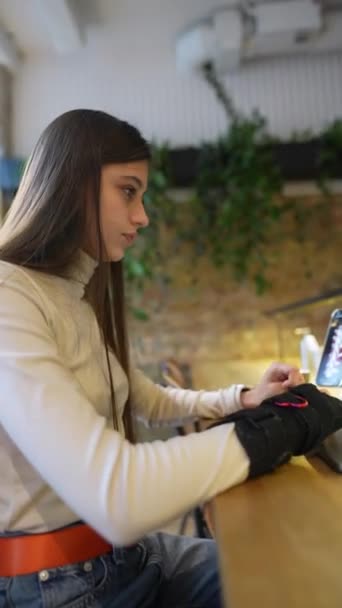 Столиком Кафе Сидит Молодая Красивая Студентка Ноутбуком Высококачественные Кадры — стоковое видео