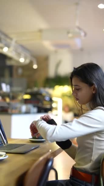 Café Étudiant Observe Moniteur Ordinateur Portable Vérifiant Horloge Images Haute — Video