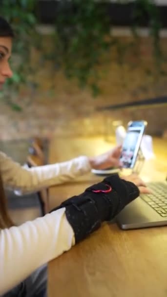 Einem Café Studiert Eine Junge Medizinstudentin Mit Handy Und Laptop — Stockvideo
