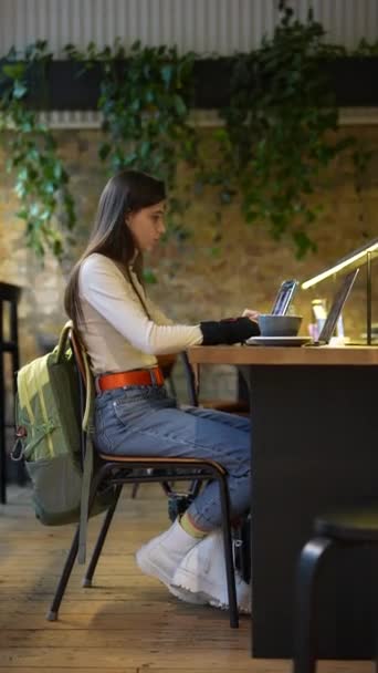 カフェでノートパソコンでオンラインで学ぶ医学部の学生 高品質の4K映像 — ストック動画