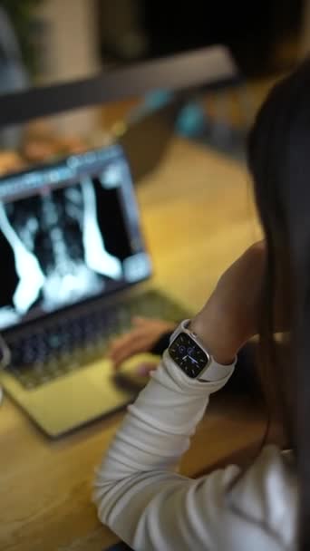 Jovem Estudante Medicina Atraente Com Laptop Café Café Imagens Alta — Vídeo de Stock