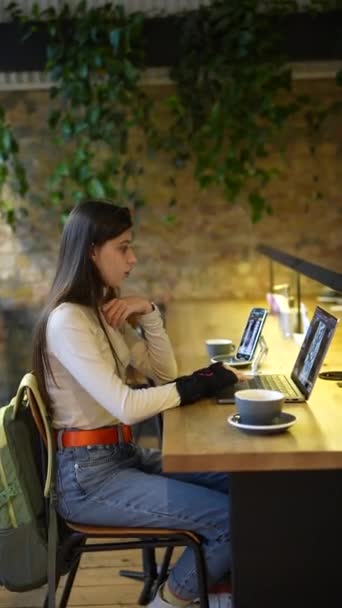 카페에서 노트북과 온라인으로 고품질 — 비디오