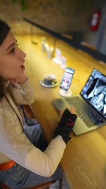 Kafe Dizüstü Bilgisayarı Olan Genç Güzel Bir Öğrenciyi Ağırlıyor Yüksek — Stok video