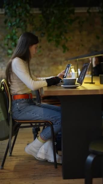 Joven Estudiante Medicina Con Una Laptop Una Taza Café Café — Vídeo de stock