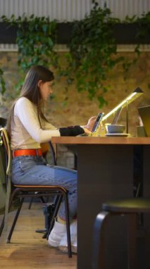 Bir tıp fakültesine kaydolan bir öğrencinin çevrimiçi eğitime erişim notları. Yüksek kalite 4k görüntü