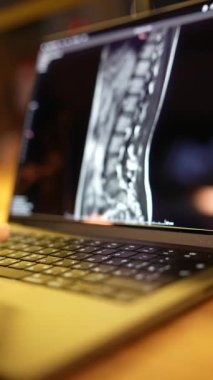 Bir tıp fakültesinde online derslere giren bir öğrencinin not defteri ekranı. Yüksek kalite 4k görüntü