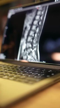 Tıp fakültesi öğrencileri dizüstü bilgisayar, online eğitim. Yüksek kalite 4k görüntü