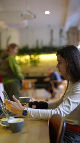 Bir Kafede Dizüstü Bilgisayarı Kahve Fincanı Olan Hoş Genç Bir — Stok video
