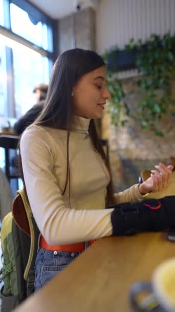 Bir Kafede Genç Sevimli Bir Öğrenci Dizüstü Bilgisayarıyla Oturur Sohbet — Stok video