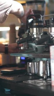 Profesyonel bir kahve makinesinde, barista lezzetli kahve yapar. Yüksek kalite 4k görüntü