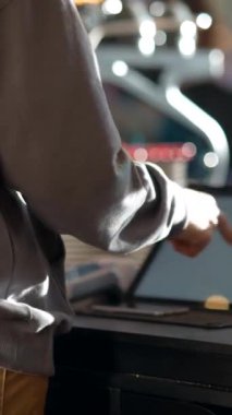 Barmen müessese tabletinden müşteri siparişi veriyor. Yüksek kalite 4k görüntü