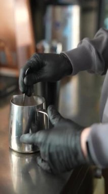 Yemek mekanında nefis bir aromatik kahve yapma süreci. Yüksek kalite 4k görüntü