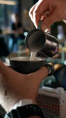 Kahve yapma işlemi sırasında, barista müesseseye süt döküyor. Yüksek kalite 4k görüntü