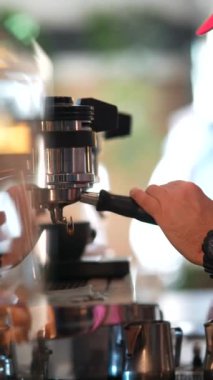 Müessesedeki kahve yapma sürecinin estetik açıdan hoş bir görüntüsü. Yüksek kalite 4k görüntü