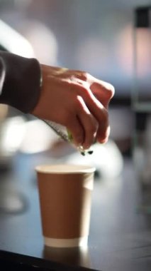 Aromatik kahve, barista tarafından profesyonel kahve makinesinde demlenir. Yüksek kalite 4k görüntü