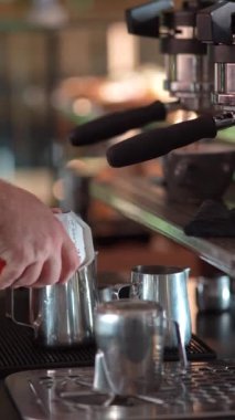 Bir barista profesyonel bir kahve makinesi kullanarak mis kokulu kahve yapar. Yüksek kalite 4k görüntü