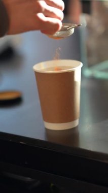 Kahveci profesyonel bir kahve makinesinde lezzetli kahve yapıyor. Yüksek kalite 4k görüntü