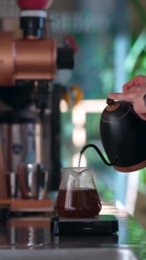 Müessesede, barmen müşteri için aromatik çay demliyor. Yüksek kalite 4k görüntü
