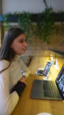 Tıp fakültesinden çok hoş bir öğrenci bir kafe konferansında dizüstü bilgisayar kullanıyor. Yüksek kalite 4k görüntü
