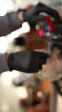 Yemek yerinde yeşil çay yapmakla ilgili büyüleyici adımlar atıldı. Yüksek kalite 4k görüntü