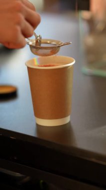 Aromatik kahve, barista tarafından profesyonel kahve makinesinde demlenir. Yüksek kalite 4k görüntü