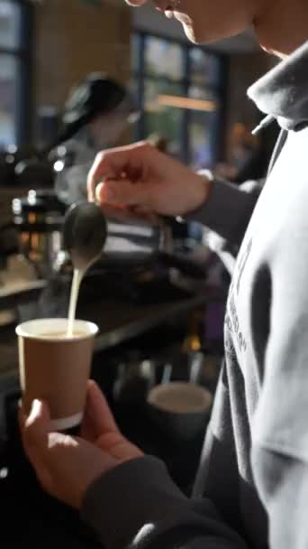 Een Aantrekkelijk Brouwproces Van Aromatische Koffie Eetgelegenheid Hoge Kwaliteit Beeldmateriaal — Stockvideo