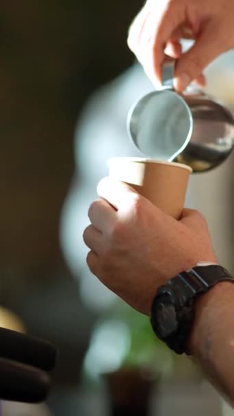 Barista Pomocí Profesionálního Kávovaru Připravuje Aromatickou Kávu Vysoce Kvalitní Záběry — Stock video