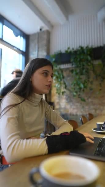 대학의 매력적인 학생은 카페에서 노트북에 강의에 참석하고 있습니다 고품질 — 비디오
