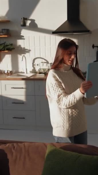 Atraktivní Mladá Dívka Zapojena Line Komunikace Pomocí Tabletu Přes Vánoční — Stock video