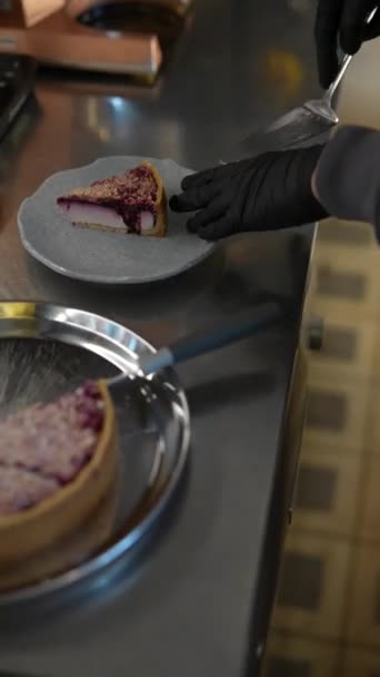 Σερβιτόρος Κουβαλάει Ένα Πιάτο Επιδόρπιο Στην Τραπεζαρία Υψηλής Ποιότητας Πλάνα — Αρχείο Βίντεο
