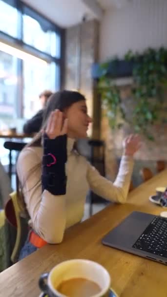 Молодой Красивый Студент Сидит Кафе Разговаривает Ноутбуком Высококачественные Кадры — стоковое видео