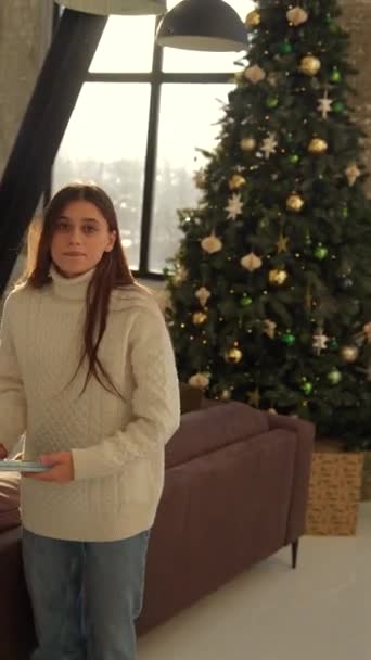 Een Mooie Jonge Vrouw Kletst Online Een Tablet Tijdens Kerstvakantie — Stockvideo