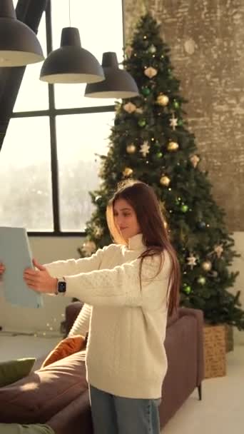 Eine Entzückende Junge Frau Kommuniziert Während Der Weihnachtsfeierlichkeiten Online Über — Stockvideo