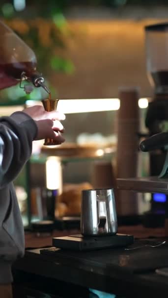 Barista Χρησιμοποιεί Μια Επαγγελματική Μηχανή Καφέ Για Παρασκευάσει Αρωματικό Καφέ — Αρχείο Βίντεο