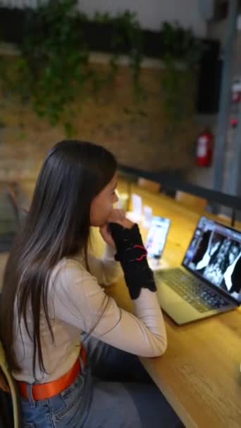 Cafe Hosts Young Beautiful Student Laptop Engaged Conversation High Quality — Stock Video
