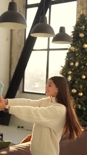 Очаровательная Молодая Девушка Чатится Онлайн Планшете Время Рождественских Каникул Высококачественные — стоковое видео