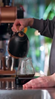 Barmen, müessesede müşteri için aromatik çay yapıyor. Yüksek kalite 4k görüntü