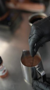 Kahveci lokantada lezzetli kahve çeşitleri yapıyor. Yüksek kalite 4k görüntü