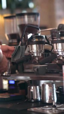 Profesyonel bir kahve makinesi kullanan barista lezzetli kahve yapar. Yüksek kalite 4k görüntü