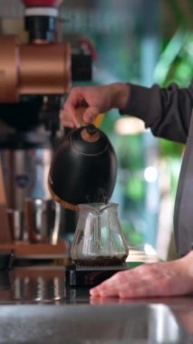 Barmen mekânda müşteri için mis kokulu çay demliyor. Yüksek kalite 4k görüntü