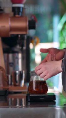Barmen müşteri için müessesede mis kokulu çay demliyor. Yüksek kalite 4k görüntü
