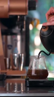 Barmen mekânda müşteri için güzel kokulu çay hazırlıyor. Yüksek kalite 4k görüntü
