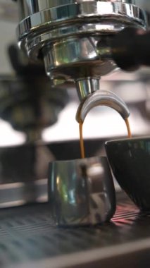 Kahveyi hazırlarken, lokantadaki barista süt döker. Yüksek kalite 4k görüntü