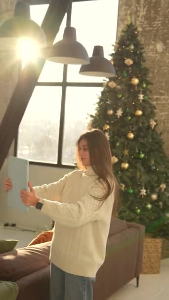Eine Attraktive Junge Frau Führt Während Der Weihnachtszeit Online Gespräche — Stockvideo