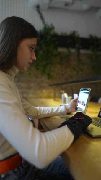 Estudiante Universidad Médica Está Aprendiendo Línea Mientras Está Café Con — Vídeo de stock